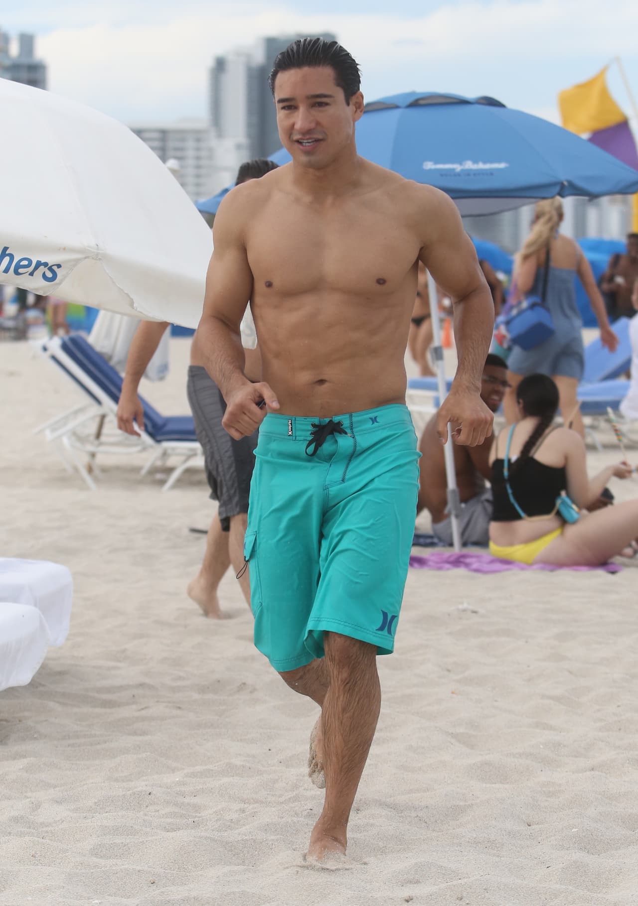 En esa ocasión usó unos shorts azules.