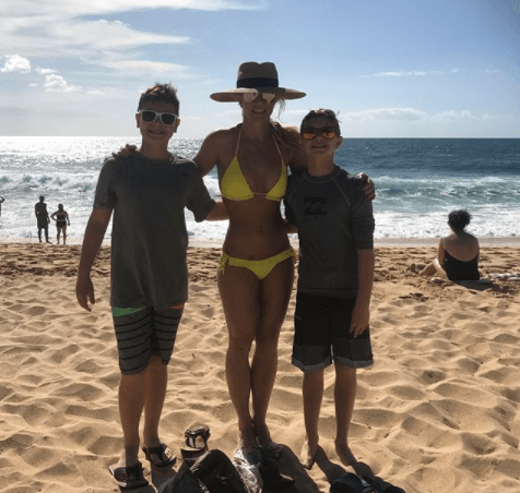 "Mis hijos y yo disfrutando del clima cálido", escribió en Instagram, donde más de 600,000 personas le han dado "me gusta" a su publicación.