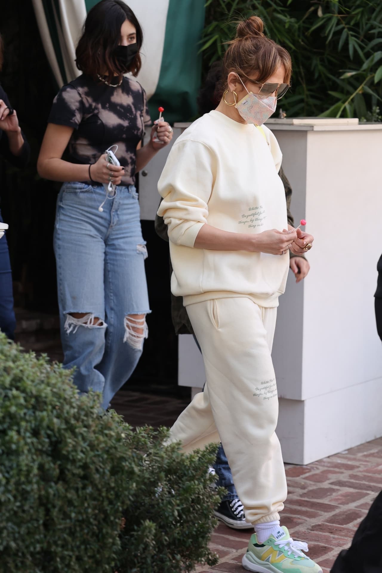 De acuerdo con el Daily Mail, la artista anduvo ese día por la tarde por algunas tiendas de las zonas de Fairfax y Melrose. 
<br>