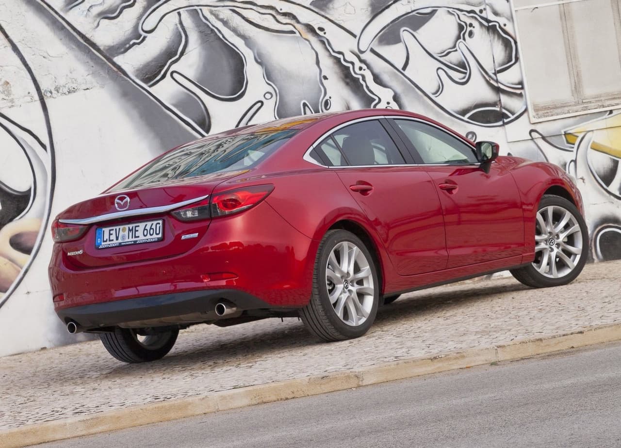 En variantes más equipadas, este sedán de tamaño completo ofrece acabados de madera y cromo pulido. Por otro lado, su maletero es uno de los más grandes de su clase con 16.6 pies cúbicos de capacidad.