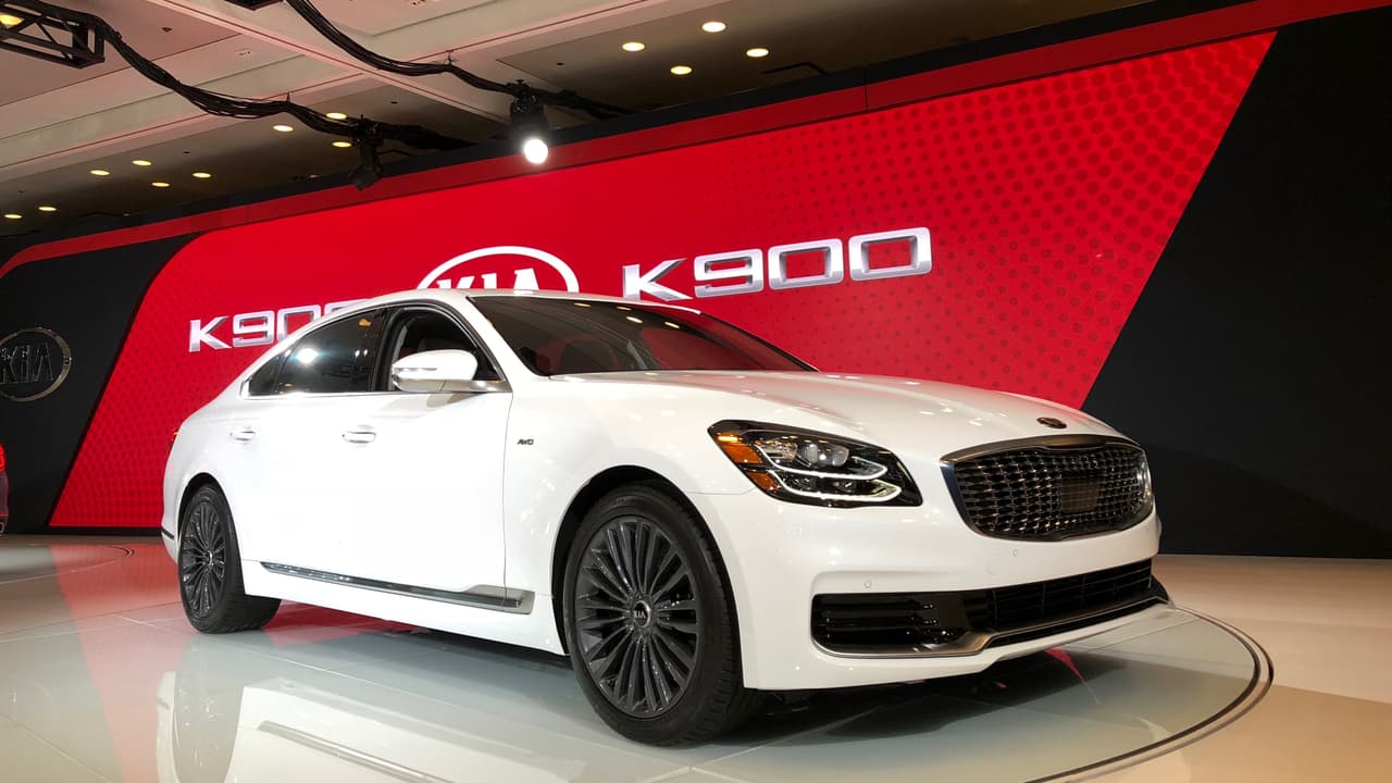 <h3 class="cms-h3-H3">Bueno: Kia K900 2019</h3>
<br>
<br>Este hermoso sedán grande es el reemplazo de uno de los mejores carros disponibles en Estados Unidos que
<b> <a href="https://www.univision.com/noticias/ranking-de-autos/los-ocho-mejores-modelos-2017-que-nadie-compra-fotos" target="_blank">nunca nadie compró</a></b>. Este segunda generación simplifica las opciones bajo el motor con un único V6 doble turbo de 3.0 litros que genera 365 caballos de fuerza. Aunque nos encanta el carro nos confunde el gasto de recursos en una categoría que cada día se encoge más. Quizás Kia sabe algo que nosotros ignoramos.