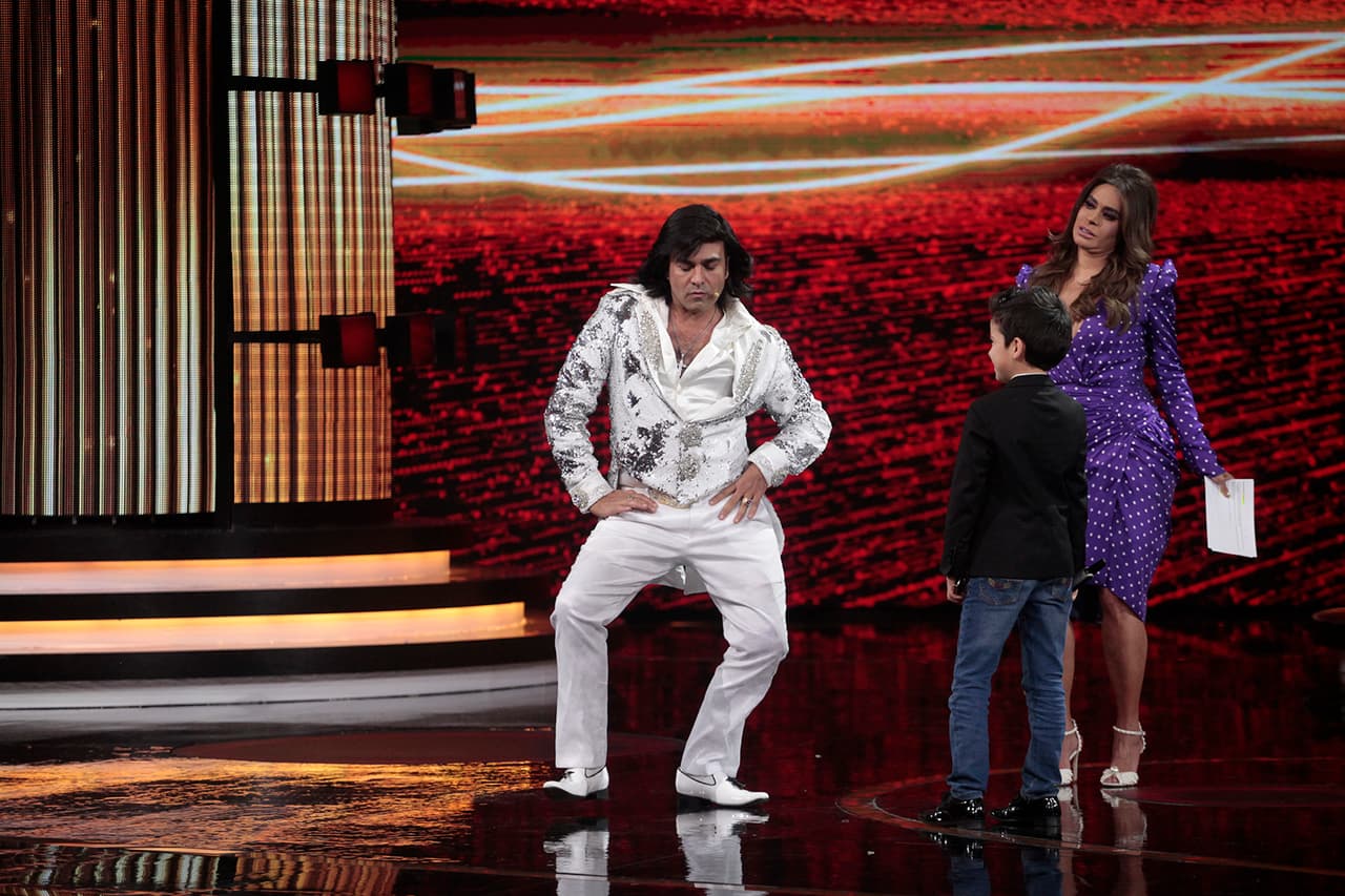 Podría ser muy fácil entenderlo, pero Galilea prefirió pedirle que bajara nuevamente al escenario para que le enseñara al pequeño de Hermosillo qué significaba eso de "mover el jícamo".