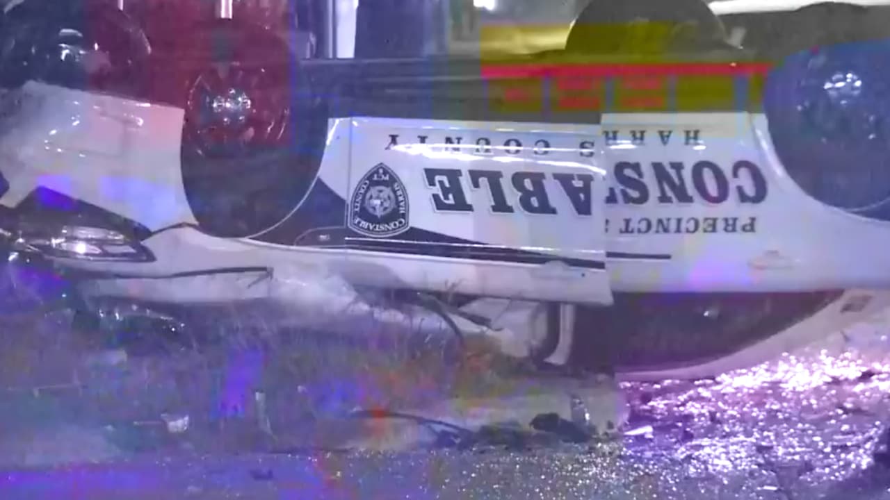 En ese momento, otro automóvil se vio involucrado el cual se estrelló contra la patrulla la cual perdió el control y terminó volcada.