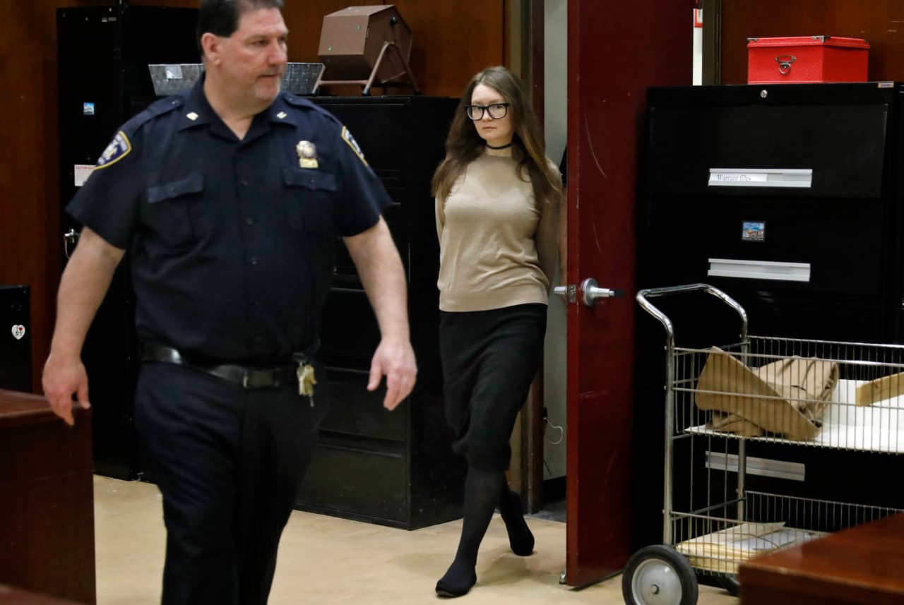 Para ello, según explicó su abogado, se contrataron los servicios de la stylist Anastasia Walker (quien ha vestido estrellas como Courtney Love) y la hizo presentarse en sus siguientes apariciones con vestidos de Michael Kors, Yves Saint Laurent y pantalones de Victoria Beckham. Sin embargo, las autoridades le negaron la posibilidad de llevar zapatos de tacón negros por cuestiones de seguridad. Delsey tuvo que conformarse con usar unos flats.