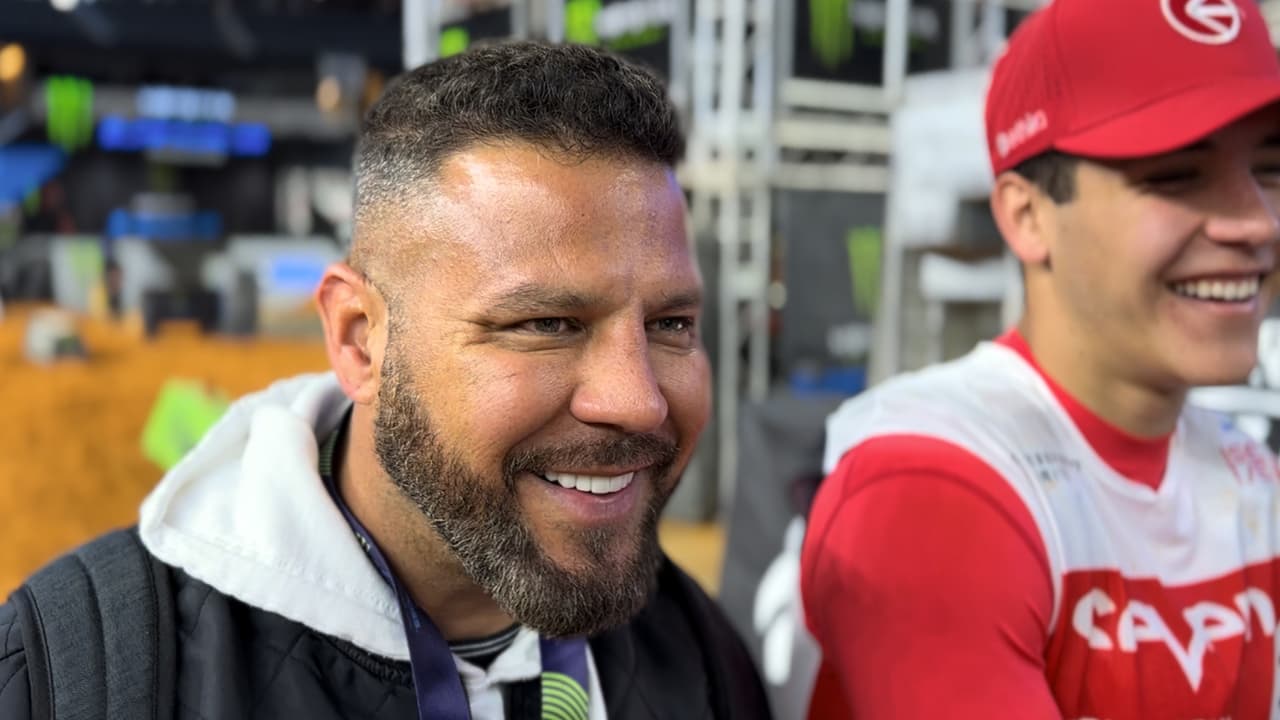 Larry Reyes acompaña a su hijo a cada competencia de motocross desde hace 15 años.