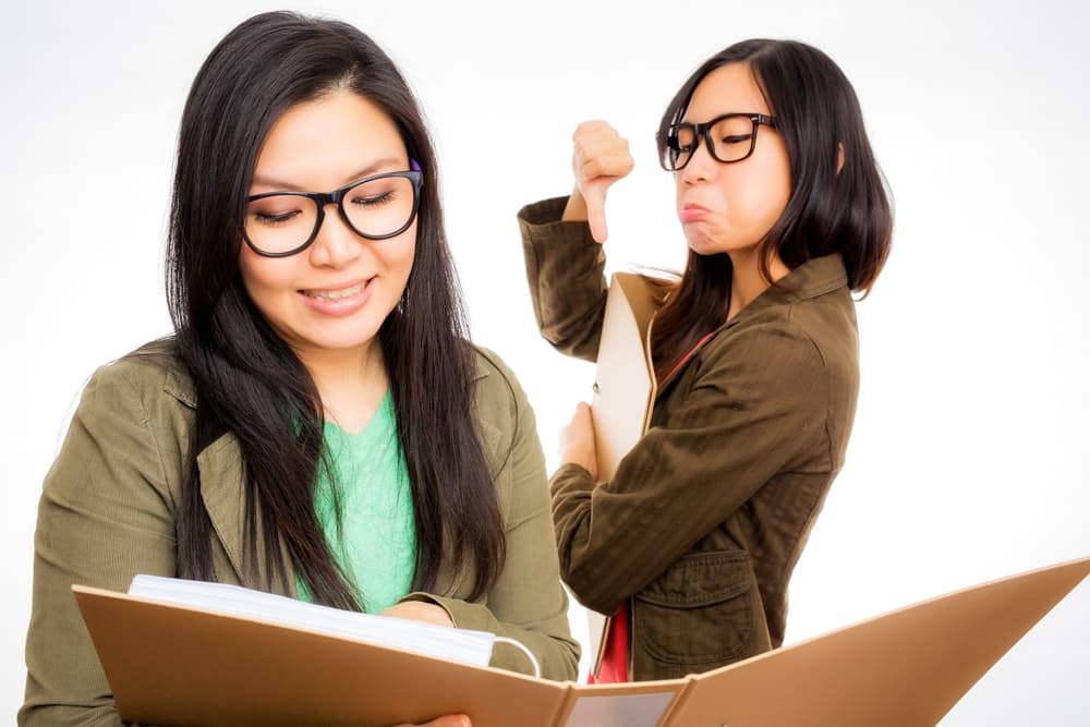 También un último tip es darle la vuelta al envidioso. Sé gentil y buena persona con él, dale siempre una buena sonrisa e intenta comprenderlo. A menudo están necesitadas de amor y atención y como no la reciben, se ponen contra todos. Tal vez ni se espera eso de ti y logras revertir su mala energía, aunque no está en ti que cambie. Tú siempre emana buena vibra y verás cómo la recibes de vuelta.