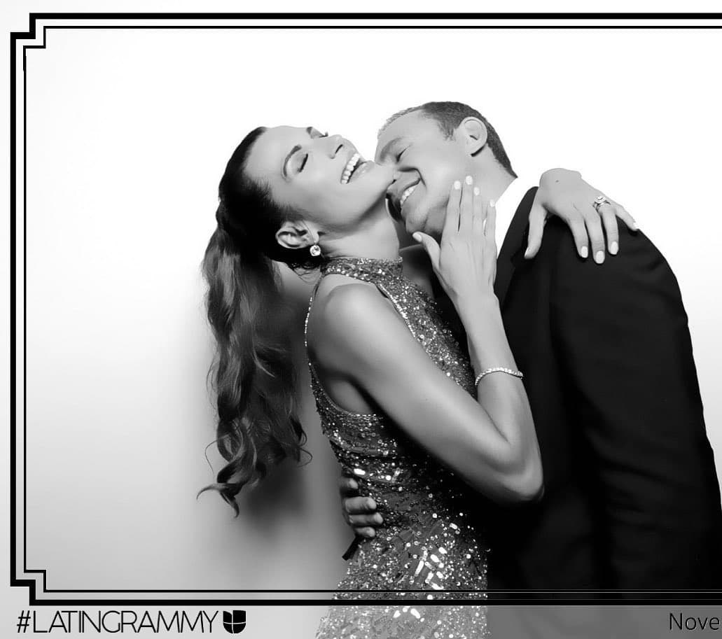 El conductor mexicano se encuentra perdidamente enamorado de la modelo y actriz originaria de Monterrey, Nuevo León, México.