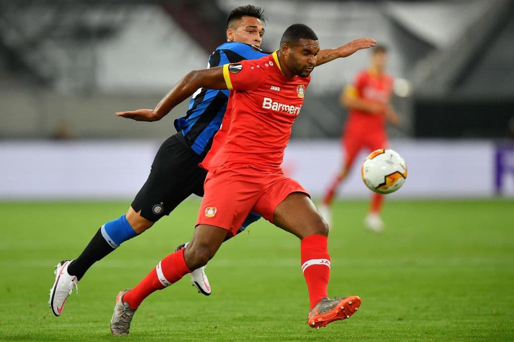Todo el juego ya es en el medio campo del Bayer Leverkusen donde estan recibiendo disparos por todos lados.