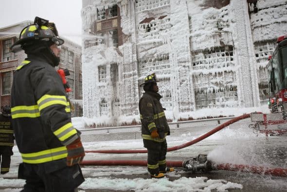 La estructura luce como un fantasma gigantesco cubierto de hielo.