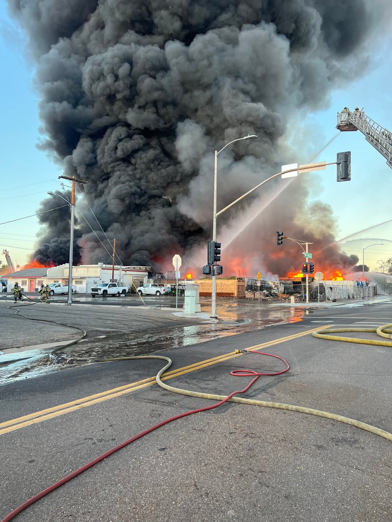 Se requirieron escaleras aéreas y varios camiones para bombear agua desde los cuatro lados. Luego de un par de horas, bomberos lograron controlar la situación y extinguir las llamas.