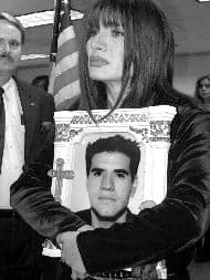 Luego de que la cantante Beatriz Adriana no llegó a un acuerdo con los plagiarios que secuestraron a su hijo Leonardo Martínez, en julio del año 2000 en la ciudad de Tijuana, México, el joven fue encontrado muerto en una colonia de esa ciudad fronteriza.