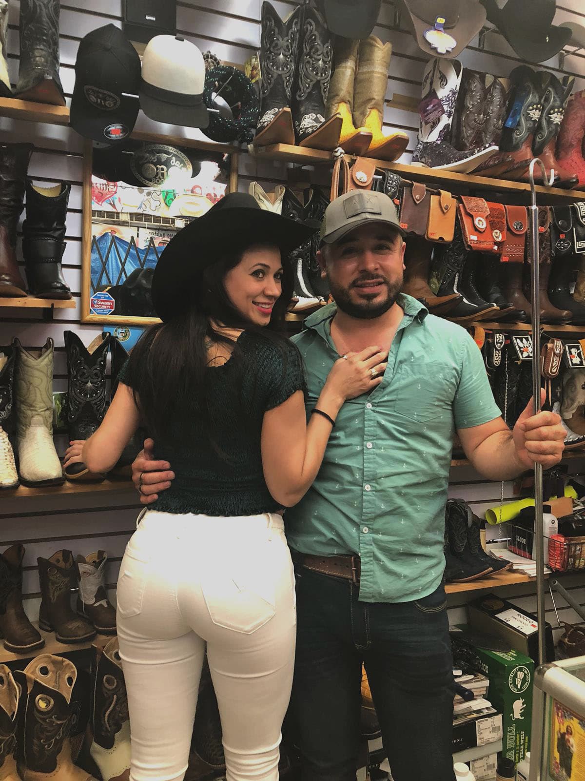 Nadie se pudo resistir a los encantos de
<b>Carla</b> y un fanático se llevó tremenda foto.