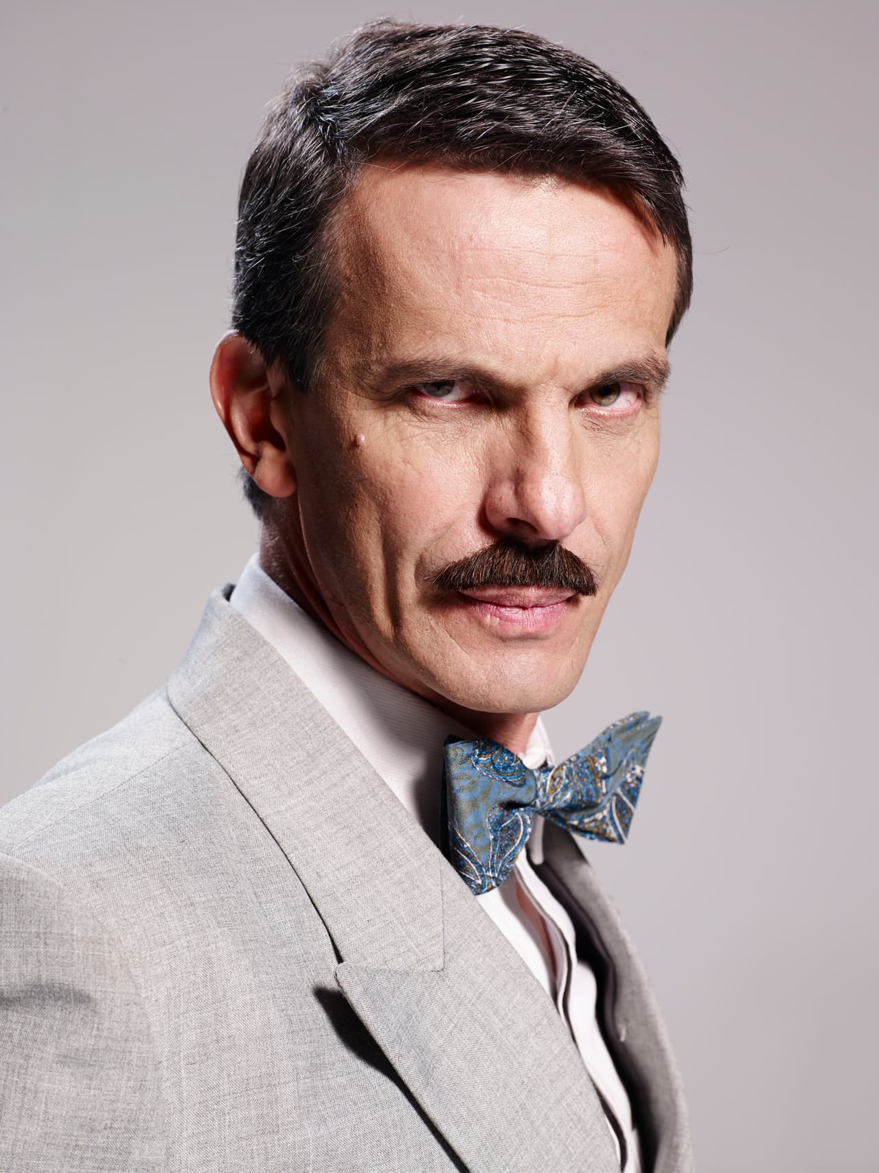 Sin importar que Helenita es 30 años menor que él, Hincapié no sabe de límites y decide conquistar a la dulce cantante.