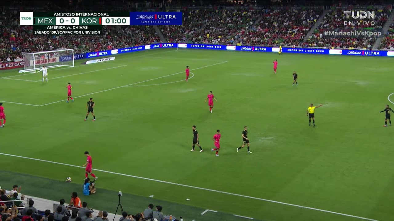 Arranca el partido y la pelota está en juego.