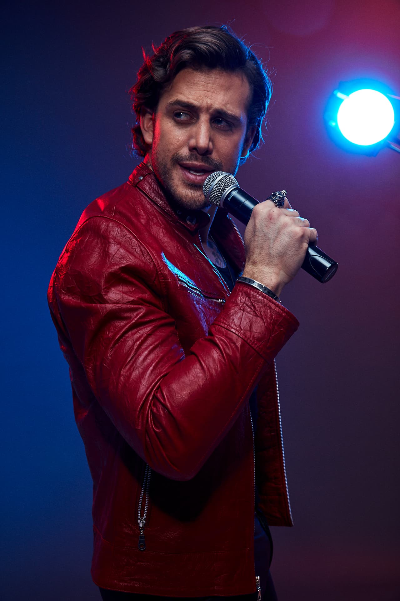 <b>Lambda García</b> dará vida a un joven con sueños de convertirse en un gran estrella musical. Para lograrlo, que se aprovechará del talento e inocencia de Yamelí (
<b>Michelle Renaud</b>).