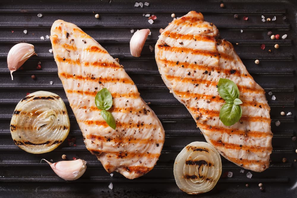 Ajo. Sí, ajo. Es común que este en la cocina en la mayoría de las recetas que haces pero si lo llevas a la parrilla te llevaras una grata sorpresa solo pícalo y ponlo al fuego.
