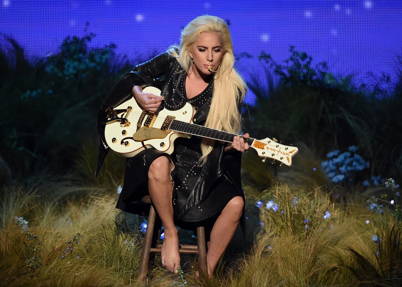 10 días después de conocerse los resultados de la elección presidencial, Lady Gaga se presentó descalza en los American Music Awards, en Los Ángeles, California.