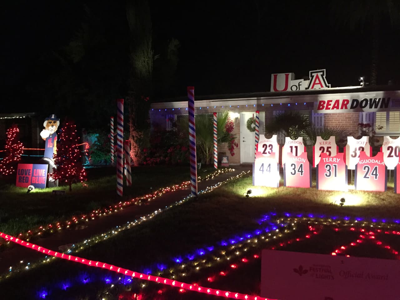 Los residentes de esta vivienda decidieron hacer un homenaje al equipo de la Universidad de Arizona con su decoración.