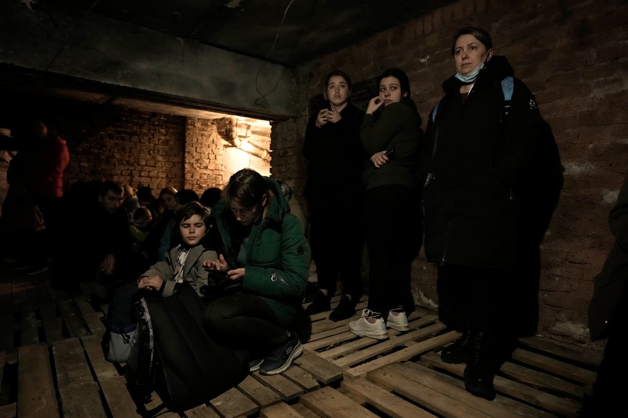 Gente que se refugia en 'búnkers' improvisados bajo tierra tras escuchar las explosiones en Leópolis. 
<br>
<br>Rusia había sugerido el viernes que se concentraría en la región oriental de Donbas, 
<b>en donde separatistas prorrusos respaldados por Moscú están en conflicto con el gobierno ucraniano desde 2014.</b>
<br>