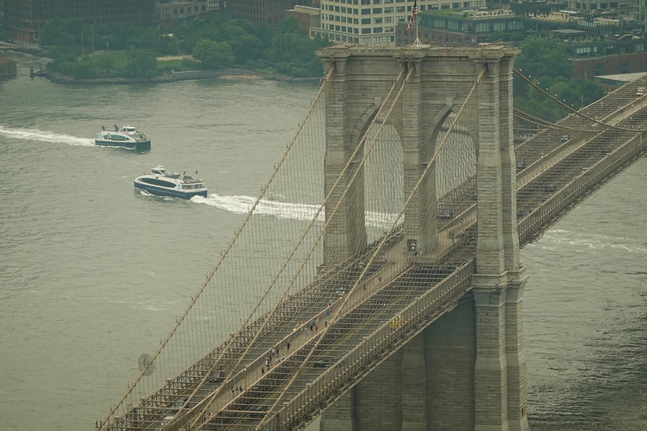 El mítico puente de Brooklyn entre el humo de esta jornada de incendios forestales que arrazan a Canadá.