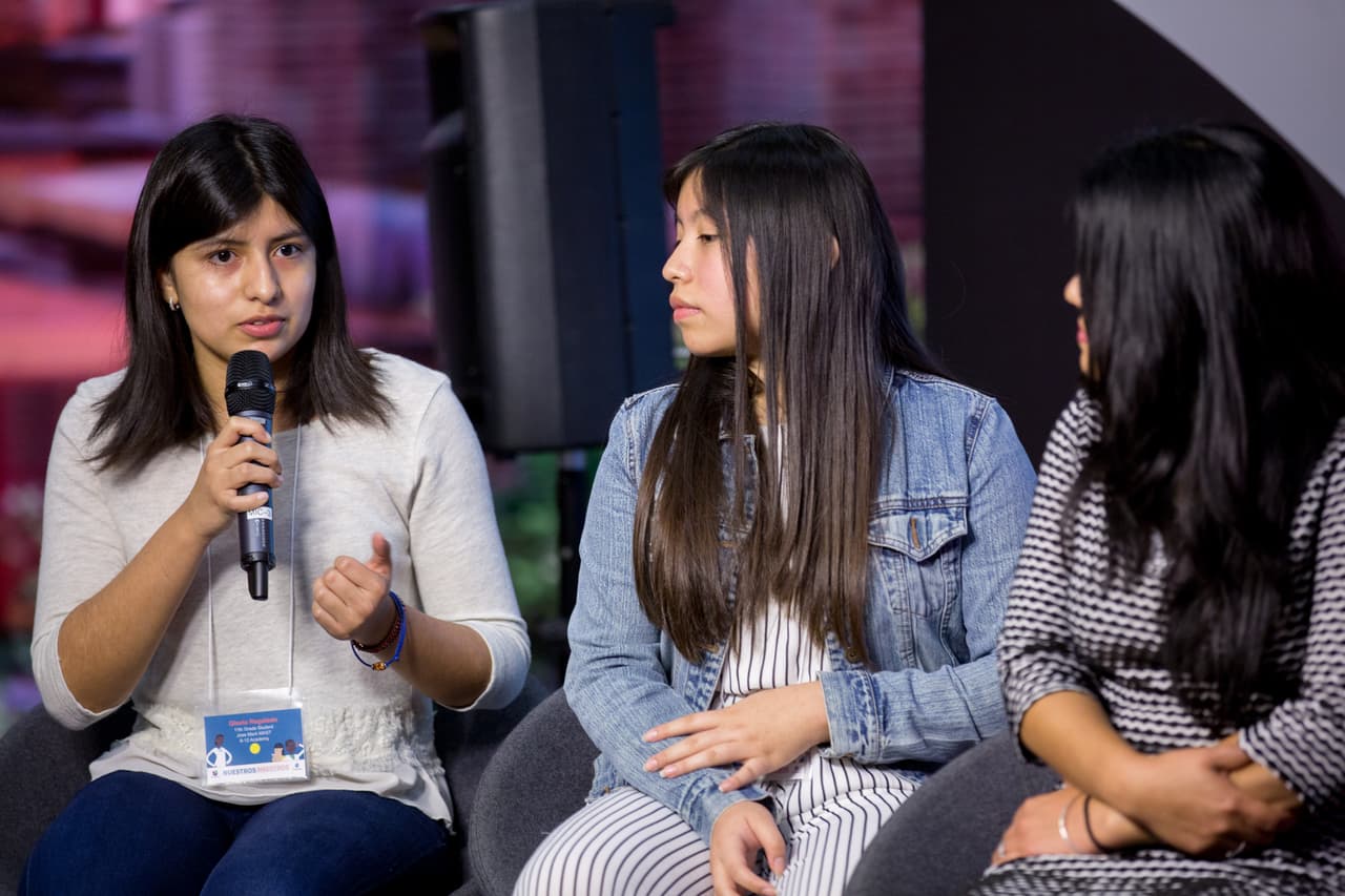 La estudiante Gisela Regalado, habla junto a Arianna Boffill y Karla Hernandez-Mats, sobre qué la inspira a esforzarse cada día en su educación.