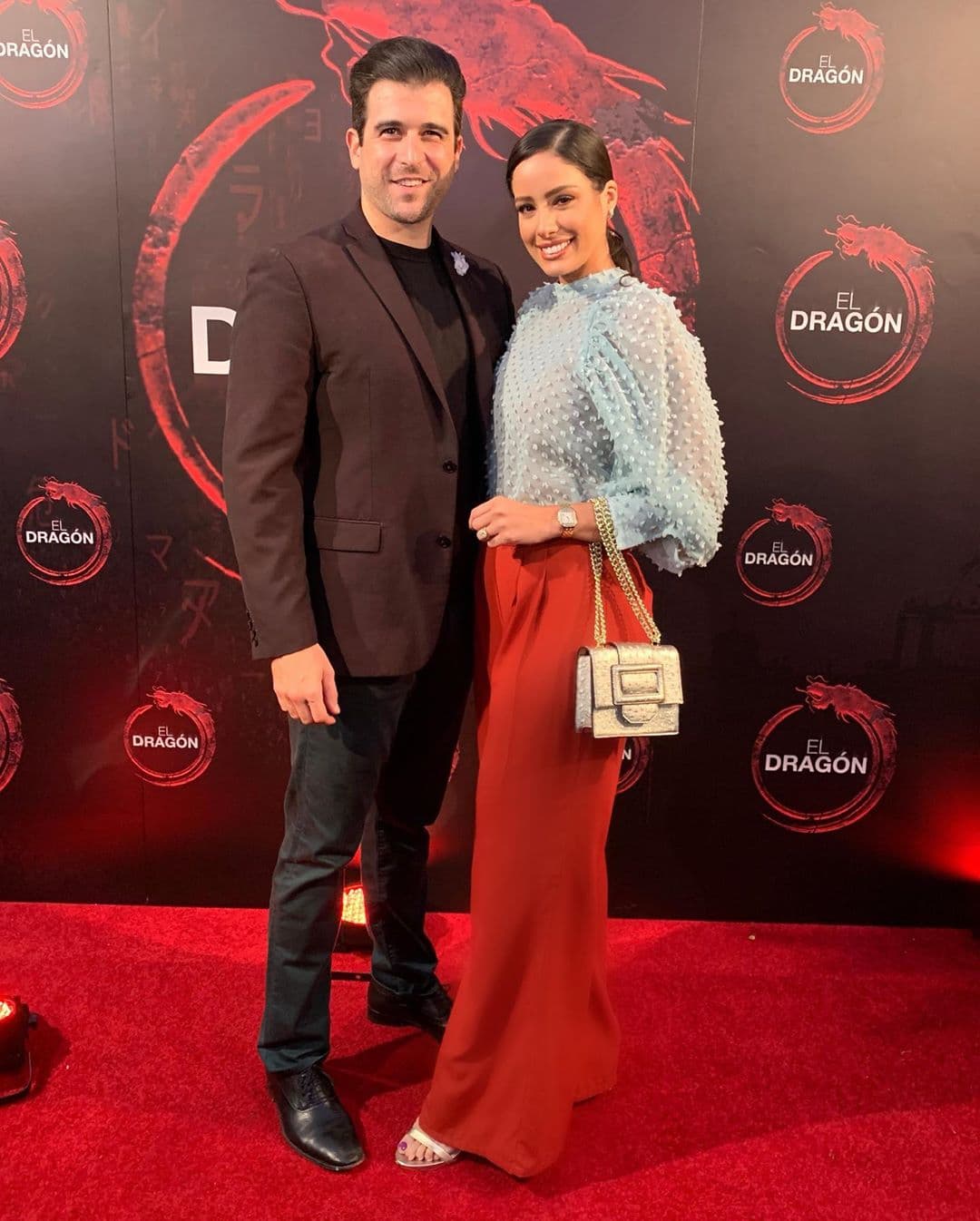 Esta semana inició su semana de cumpleaños con el pie derecho en el evento de presentación de la serie 'El Dragón' acompañada de su esposo Ricardo Casanova.