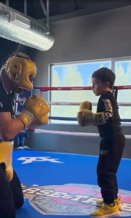 El niño sigue los pasos de su padre al usar ropa de diseñador como Dolce & Gabbana y además, ha demostrado que le gusta practicar el box.
<br>