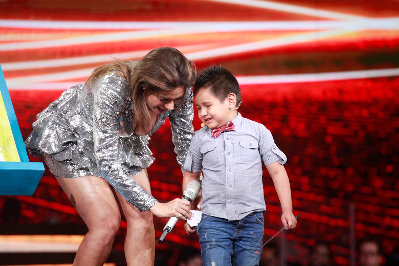 Durante ese episodio, Gali usó un minivestido plateado. Debió agacharse para colocar bien el papel.