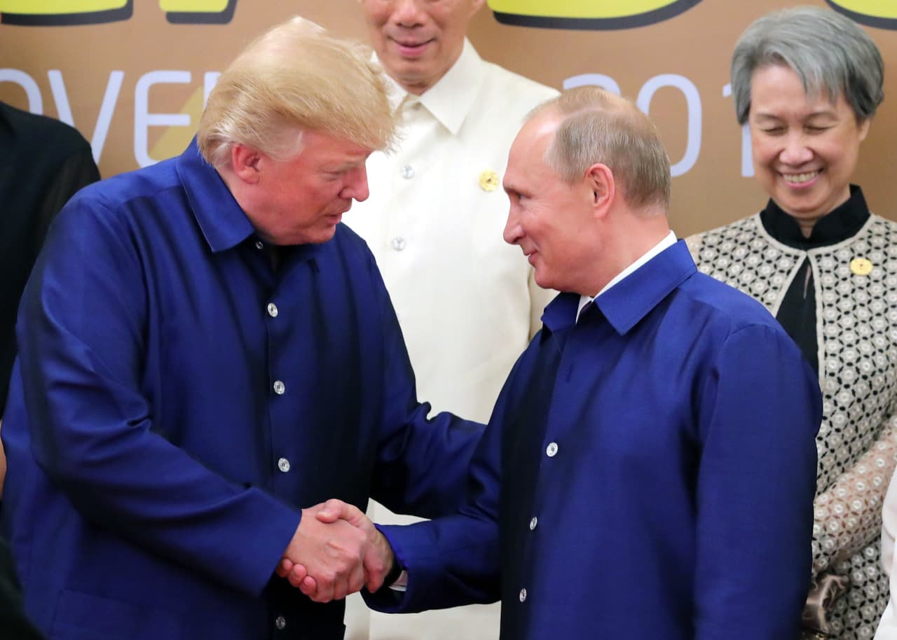 <b>La misma camisa.</b> El mundo se ha acostumbrado a las imágenes de los encuentros entre el presidente Trump con su homólogo ruso Vladimir Putin. Sin embargo, muchos no pueden olvidar la fotografía cuando 
<b><a href="https://www.univision.com/noticias/politica/trump-y-putin-se-saludan-vestidos-con-la-misma-camisa-tonta-por-que-fotos">llevaban la misma "camisa tonta</a></b>", parte del protocolo para la foto oficial de la cumbre del foro de Cooperación Económica Asia-Pacífico celebrado en Vietnam en noviembre de 2017.