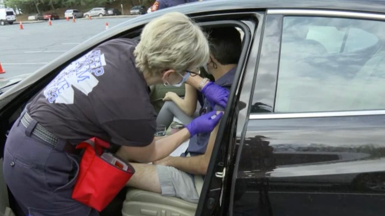 “Es muy importante que cualquier persona mayor de 50 años se vacune porque la inmunidad natural de nuestro cuerpo comienza a decaer después de esa edad”, comentó el Dr. Martín Yodovich, pediatra de Houston.