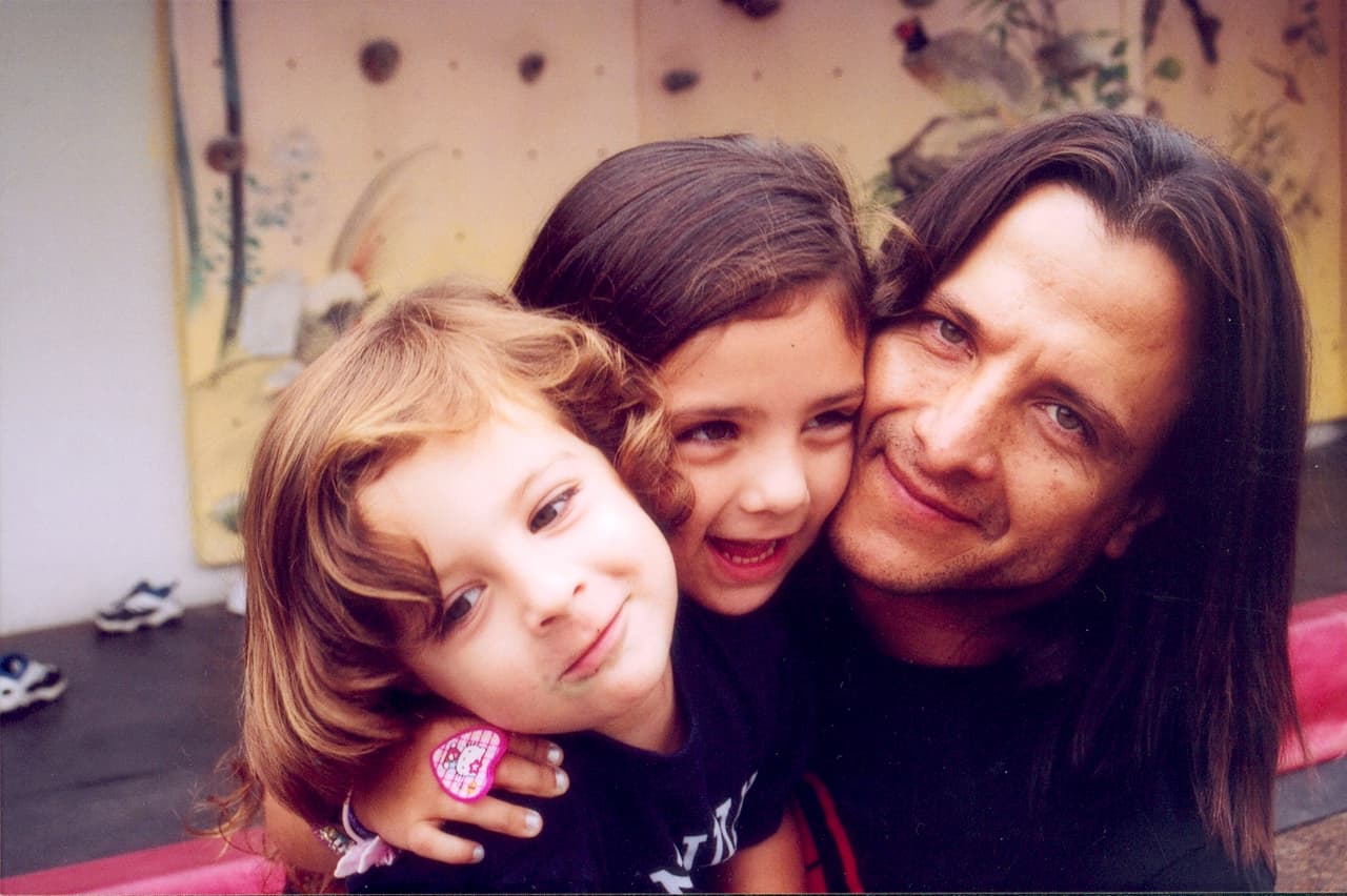 <b>Familia de Eduardo Palomo</b>
<br>El artista se casó en 1996 con la actriz y cantante 
<a href="https://www.univision.com/famosos/carina-ricco-celebra-el-cumpleanos-20-de-su-hijo-con-un-conmovedor-mensaje-y-una-tierna-foto-de-eduardo-palomo-fotos">Carina Ricco</a>, dos años más tarde le dieron la bienvenida su primogénita Fiona y en el 2000 nació Luca.