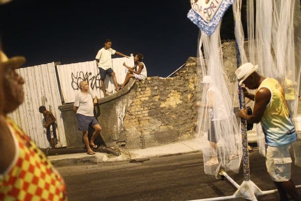 Superada la emoción que generó en muchos el recuerdo del colega, y en medio del ensordecedor repique de los tambores, la multitud se unió entonces a la alegría de la periodista Aline Prado, quien se casó en medio del desfile con su novio Bruno Nalbone.