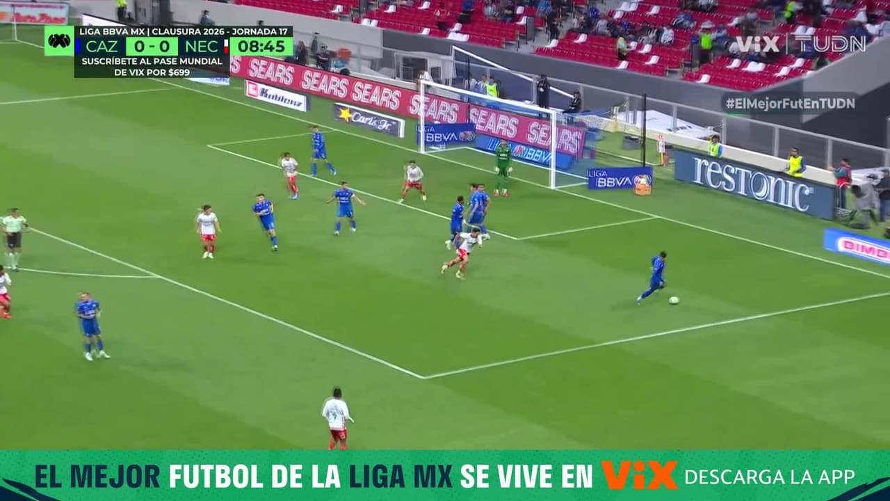 ¡Necaxa comienza a presionar y genera la primera jugada dentro del área celeste!