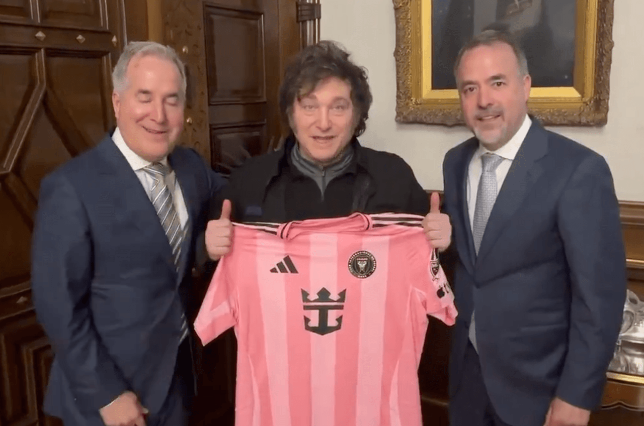 Presidente de Argentina recibe regalo de Messi, pero hay un detalle