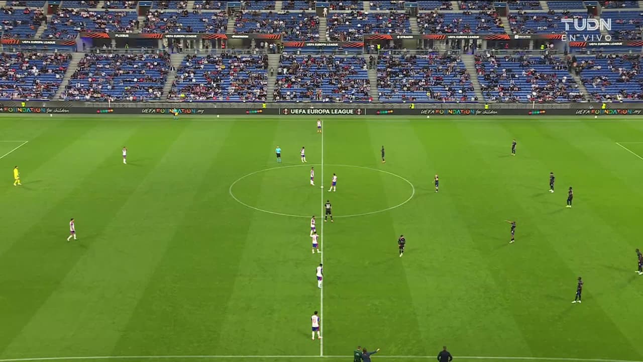 Arranca el partido y la pelota está en juego.