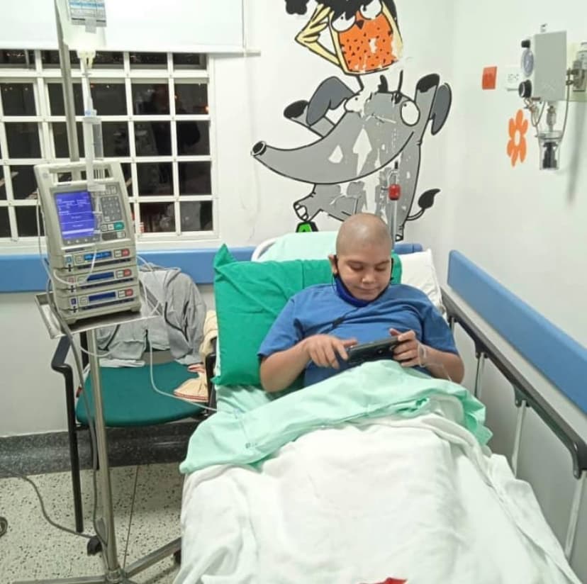 A su corta edad, Adrián
<b> tuvo que olvidarse de jugar fútbol -una de sus más grandes pasiones</b>- debido a las jornadas maratónicas en los centros de salud y el tratamiento que le fue afectando su pelo. “Crece rápido, pero tampoco es fácil”, asegura.