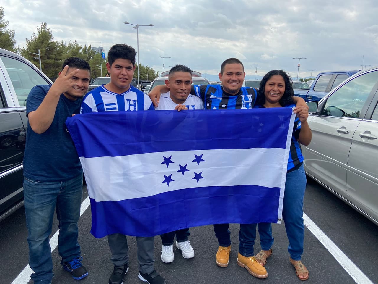 Aficionados hondureños de Arizona se preparan para el juego entre su selección y México. 
<br>