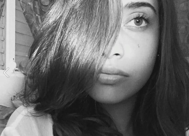 Le gustan el baloncesto y el volleyball.