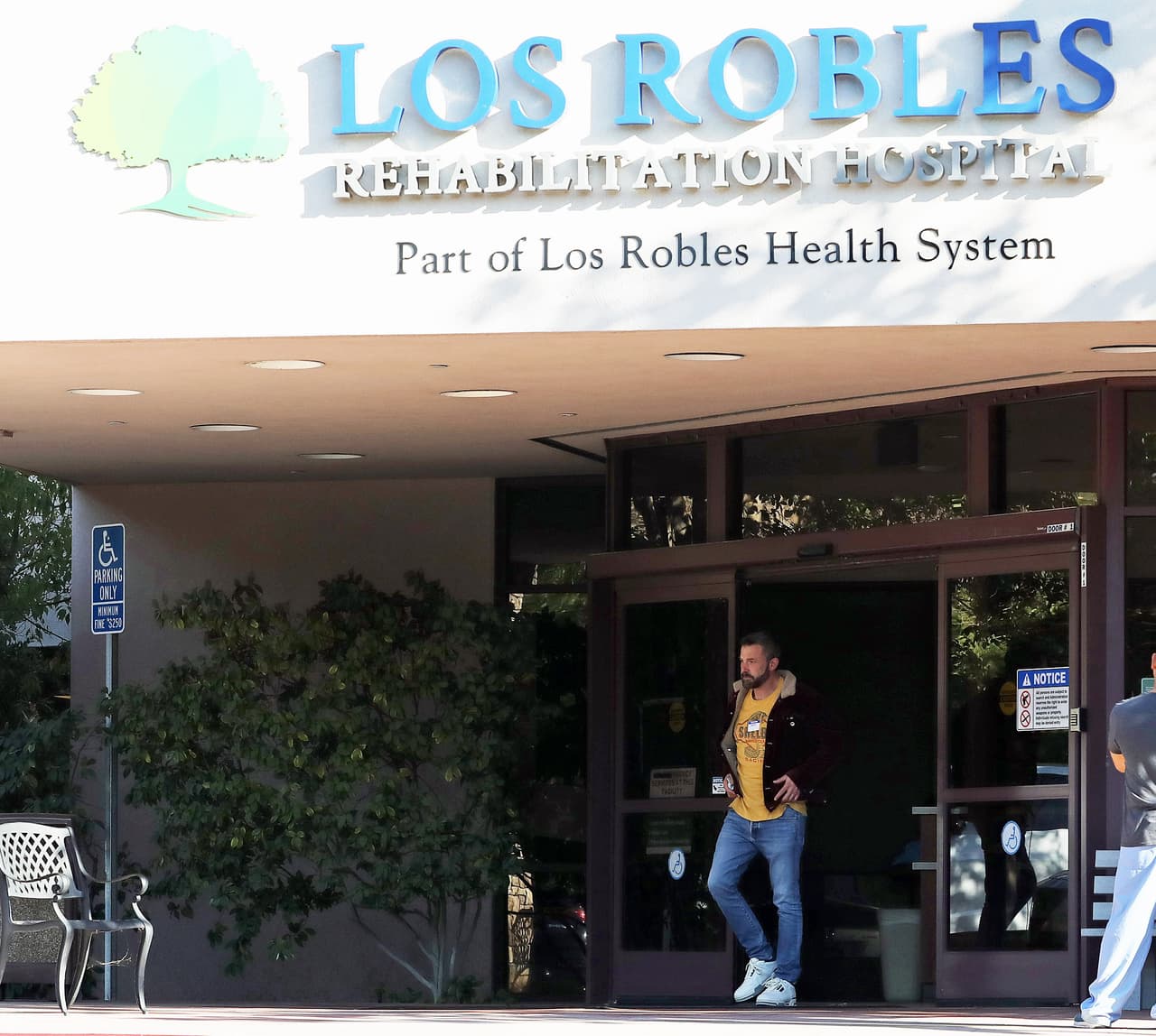 Ben Affleck saliendo de una clínica de rehabilitación en Los Ángeles.