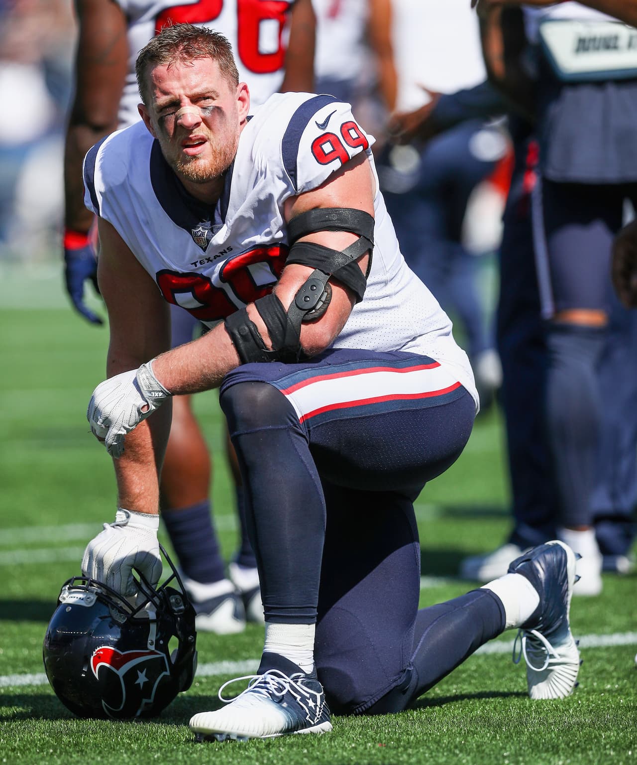 J.J. Watt (99) de los Houston Texans durante el himno nacional.