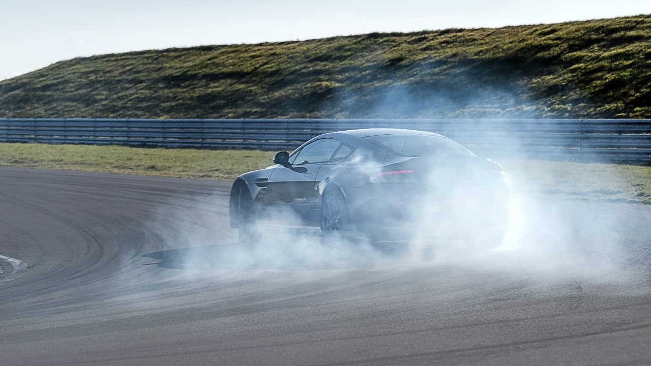 El tema de la crisis energética y precio de combustibles pasa a segundo lugar cuando de velocidad se trata. No hay quien pueda negarse a pisar el acelerador a fondo y sentir la velocidad a bordo de un súper auto. Sinceramente nos olvidamos del cambio climático, autos híbridos y eléctricos cuando hablamos de adrenalina y tenemos frente a nosotros a ejemplares como estos.
<br>