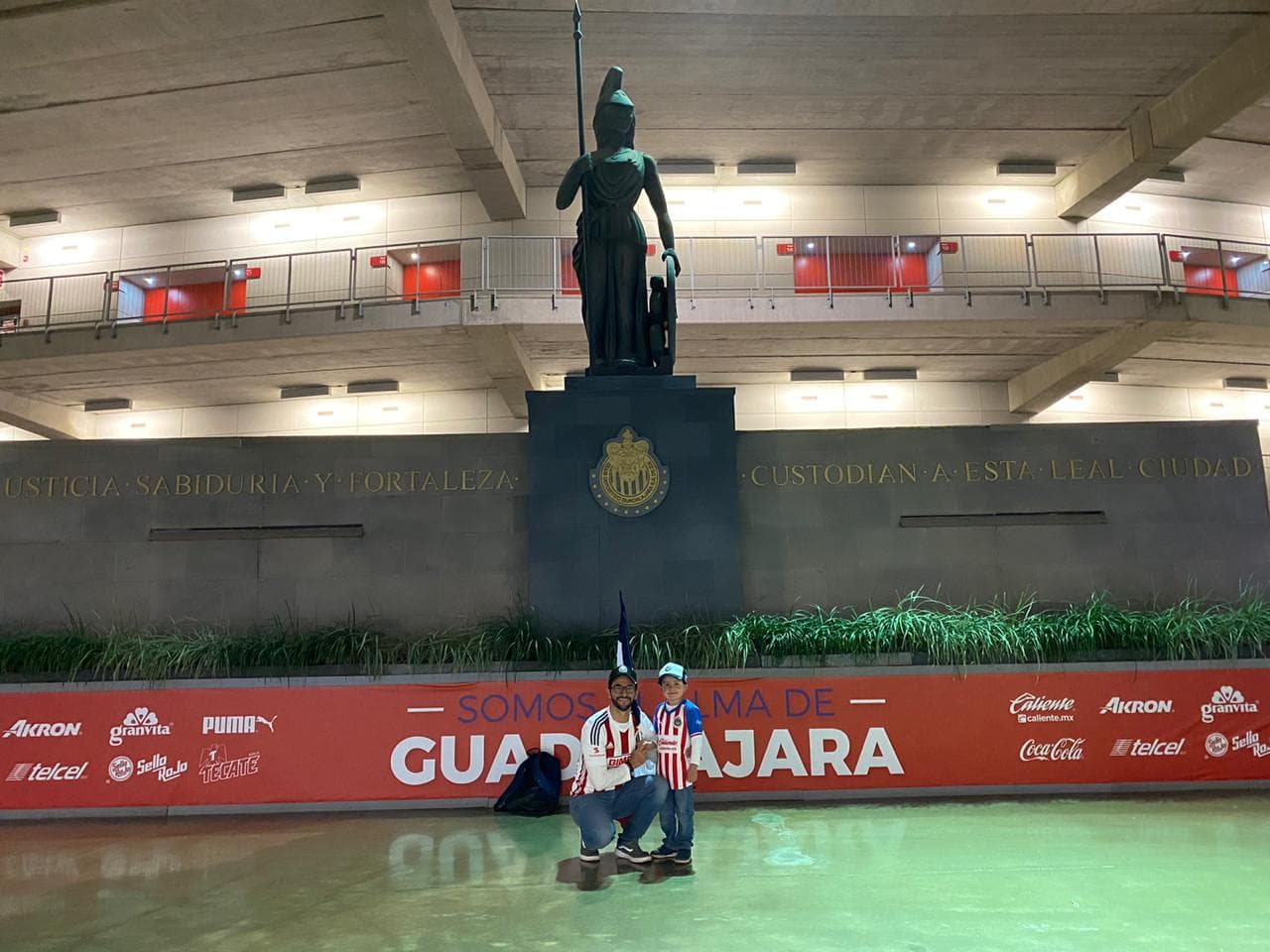 Cae la noche en Guadalajara y el Estadio Akron se alista para albergar el Chivas vs Toluca.