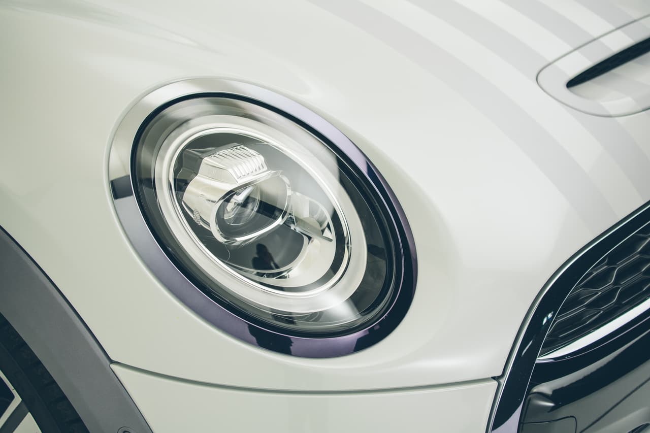 El revestimiento transparente en color dark-blue le da un toque diferente a las luces frontales.