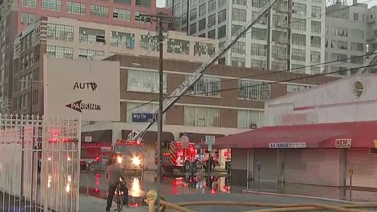 Incendio destruye tres locales comerciales en el 'Fashion District'  de Los Angeles