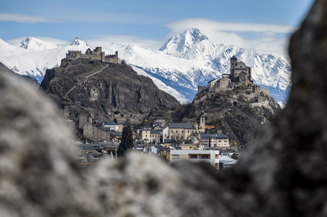 <h3 class="cms-H3-H3">6. Suiza</h3>
<br>
<br>🌎 
<b>Renta Nacional Bruta (RNB) per cápita: </b>$73,620
<br>
<br>🌎 
<b>Producto Interno Bruto (PIB) de 2020: </b>$616,300 millones.
<br>
<br>🌎
<b> Población:</b> 8.6 millones.
<br>
<br>🌎 
<b>Esperanza de vida:</b> 83.7 años.
<br>