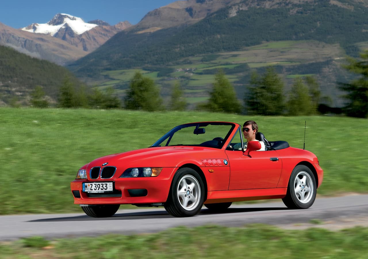 <b>BMW Z3 </b>: Este hermoso roadster aparece valorado por cars.com en 
<b>4,950 dólares</b>, justo por debajo del límite establecido. Quienes le pongan el ojo a este impactante convertible deberán estar muy concientes de que los deportivos alemanes son autos de un mantenimiento muy costoso.