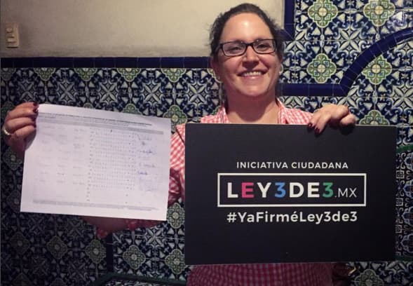 Una ciudadana que firmó la iniciativa