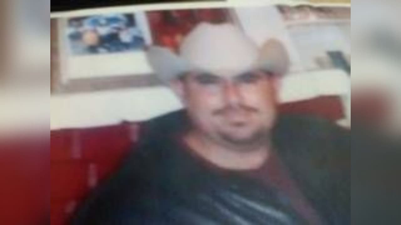 <h3 class="cms-H3-H3"><b>Mario Castellanos</b></h3>
<br>Raza: hispana
<br>Género: masculino
<br>Altura: 508
<br>Peso: 190
<br>Cabello: negro
<br>Ojos: café
<br>Edad: 42
<br>
<br>A Mario Castellanos se le acusa de matar a un hombre el 19 de febrero de 2012, en Oakland. El sujeto es considerado "armado y peligroso".