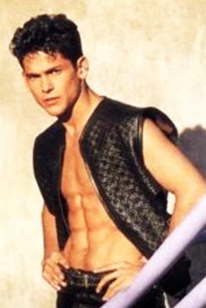 Era una de las estrellas juveniles del momento porque, además de actor, era cantante.