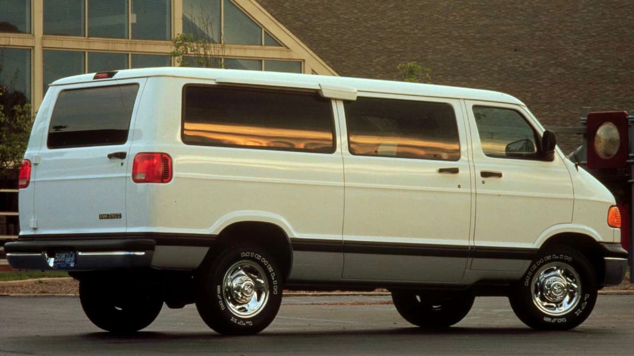 Dodge ofrecía a los compradores de la Ram Wagon de última generación un menú de
<b> tres opciones de motor</b> bajo el capó. Un V8 de 5.2 litros, una versión del mismo motor adaptada para utilizar gas natural y un V6 de 3.9 litros. Estos motores generaban 170, 160 y 130 caballos de fuerza respectivamente.